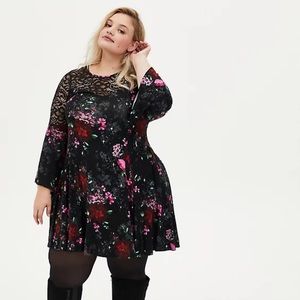 🆕 SUPER SOFT BLACK FLORAL LACE BELL SLEEVE DRESS